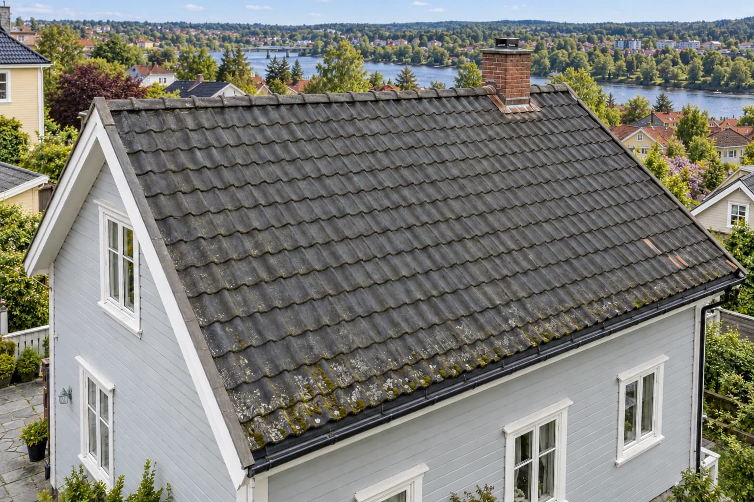 Illustrert eldre betongsteinstak i et bomiljø inspirert av Østfold