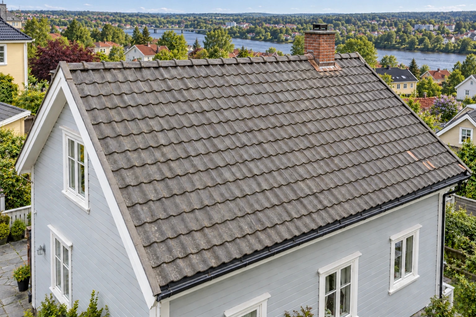 Rengjorte grå betongtakstein med eldre overflate bevart.