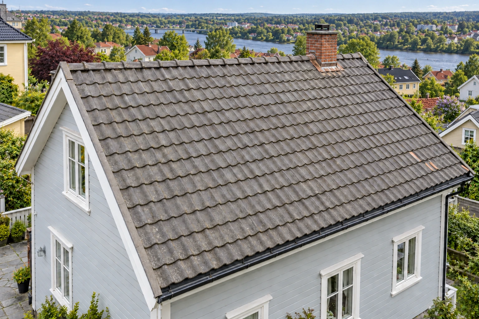 Rengjorte grå betongtakstein med eldre overflate bevart.