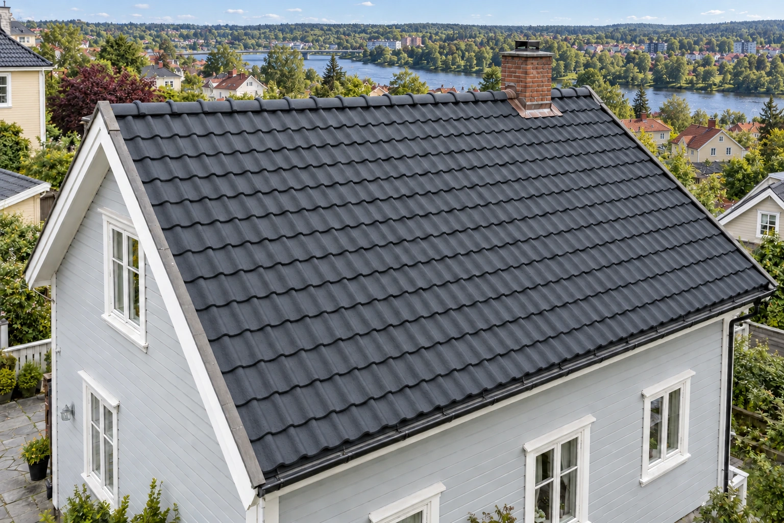 Eksisterende betongstein med en ny mørk overflatebehandling.